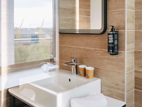 Standard Room, 1 Double Bed | Laptop workspace, blackout drapes, iron/ironing board