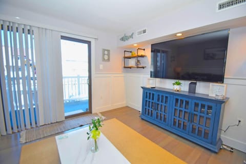 Condo, 2 Bedrooms | Dining