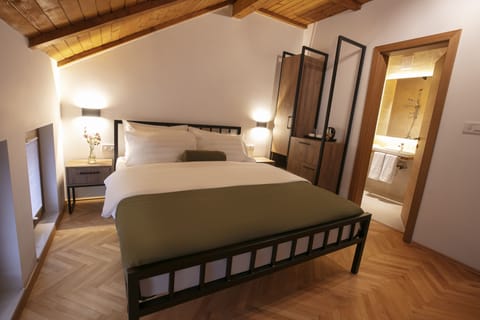Deluxe Double Room | Premium bedding, minibar, in-room safe, individually decorated