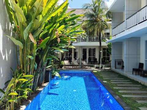 10 outdoor pools