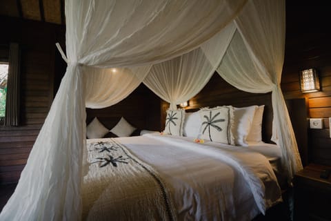 Deluxe Double Room | Desk, laptop workspace, bed sheets