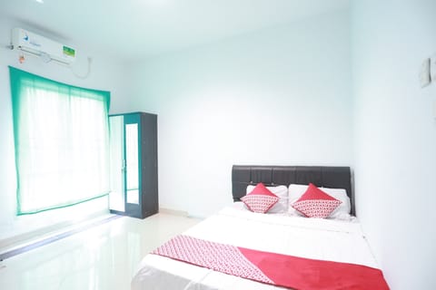 Standard Double Room | Desk, laptop workspace, WiFi (free), bed sheets
