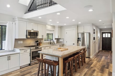 House (6 Bedrooms) | Interior