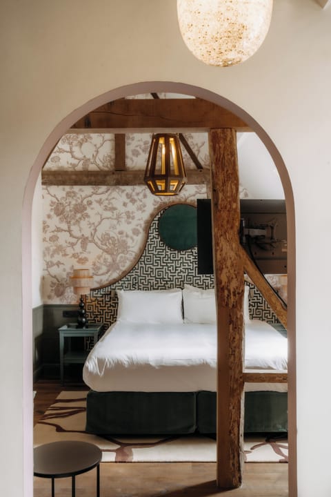 Classic Suite, 1 King Bed, Pets Not Allowed, Garden View | Premium bedding, minibar, in-room safe, individually decorated