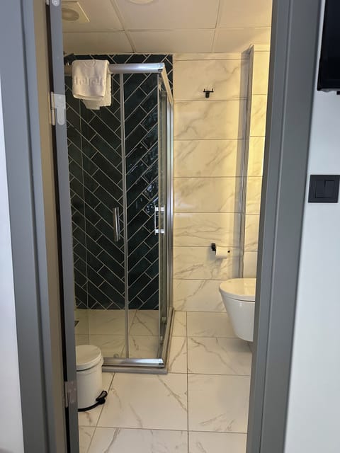 Deluxe Twin Room | Bathroom | Shower, rainfall showerhead, free toiletries, hair dryer