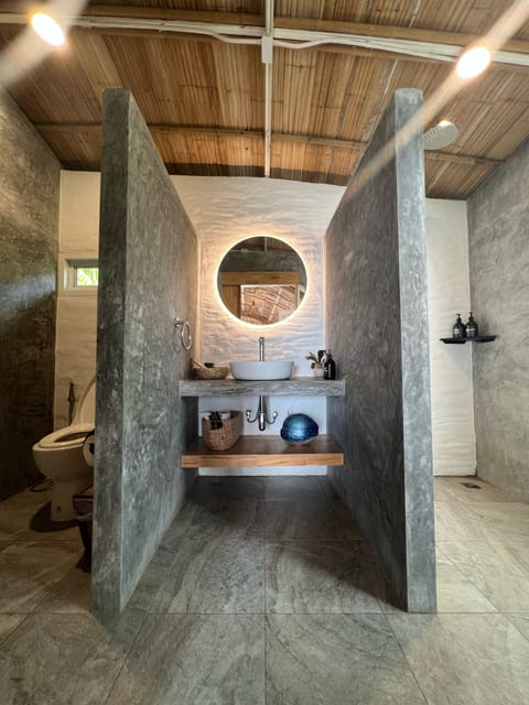 Signature Bungalow | Bathroom | Shower, free toiletries, hair dryer, bidet