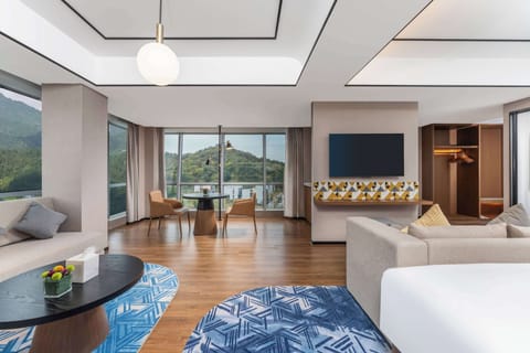 Deluxe Room, 1 King Bed | Mountain view