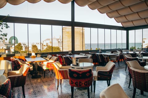 2 restaurants; breakfast, lunch, and dinner served