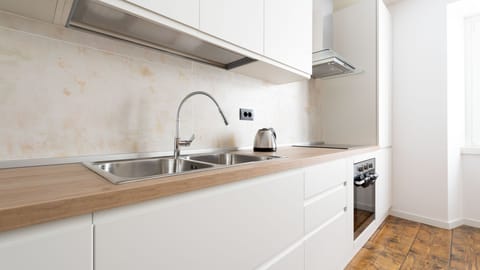 Apartment (1 Bedroom) | Private kitchen | Fridge, microwave, oven, stovetop