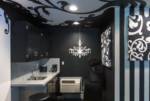 Classic Contemporary 3 | Desk, laptop workspace, soundproofing, free WiFi