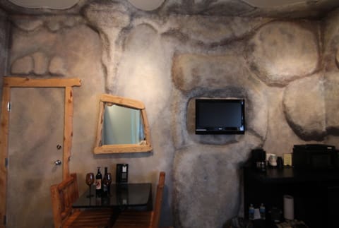 Fred's Lair | Desk, laptop workspace, soundproofing, free WiFi