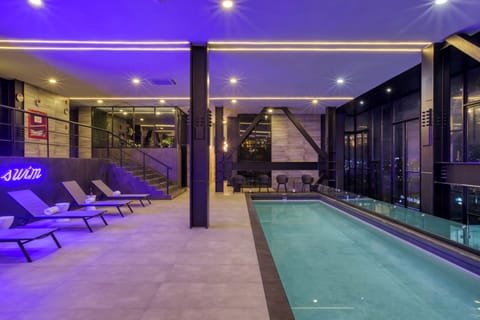 Indoor/outdoor pool