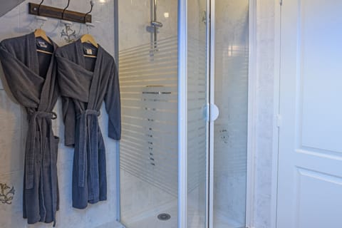 Junior Room (1) | Bathroom | Hair dryer, soap, shampoo, toilet paper