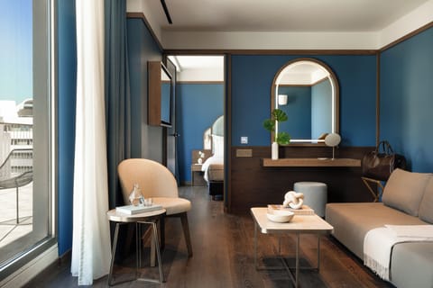 Suite | Living area | 32-inch Smart TV with satellite channels