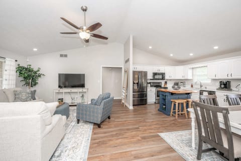 House, Multiple Beds, Hot Tub, Garden View (Crittenden Ark Haven) | Living area | 42-inch flat-screen TV with digital channels