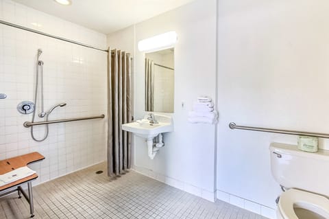 Combined shower/tub, towels