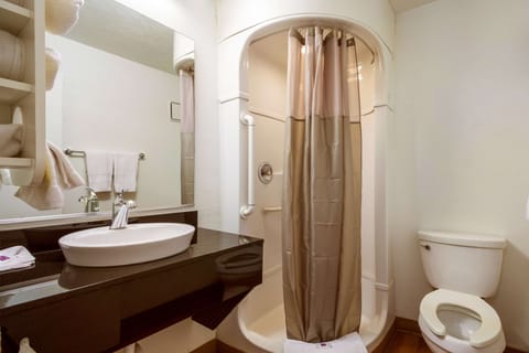 Combined shower/tub, towels