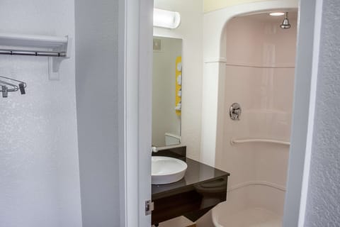 Combined shower/tub, hydromassage showerhead, towels