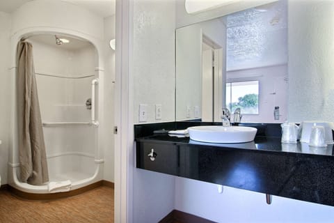 Combined shower/tub, towels