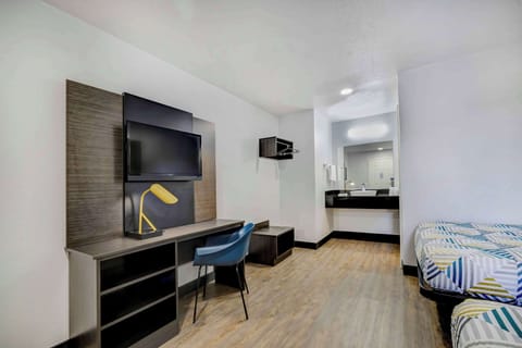 Desk, free WiFi, bed sheets