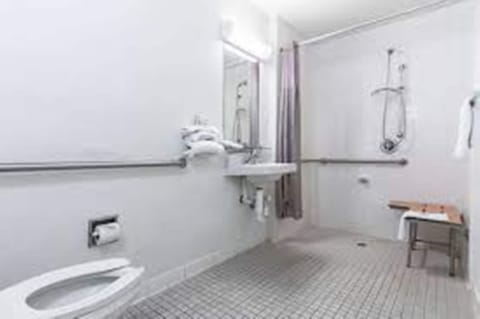 Combined shower/tub, towels