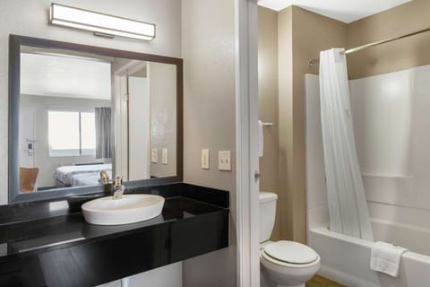 Combined shower/tub, towels