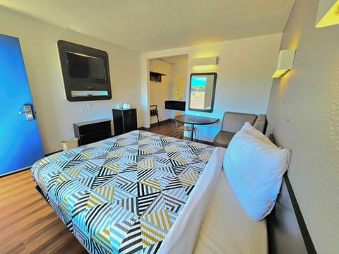 Blackout drapes, free WiFi, bed sheets