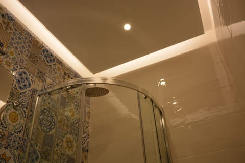 Comfort Double Room | Bathroom | Shower, rainfall showerhead, hair dryer, towels