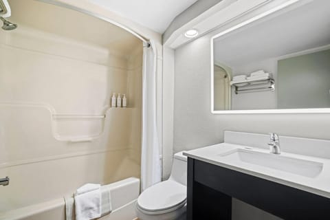 Combined shower/tub, deep soaking tub, free toiletries, hair dryer