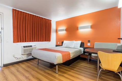 Deluxe Room, 1 Queen Bed, Non Smoking, Refrigerator | Desk, free WiFi, bed sheets