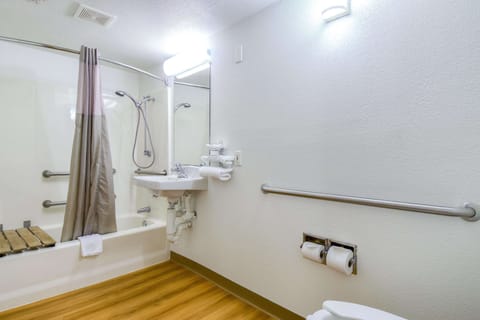 Combined shower/tub, towels