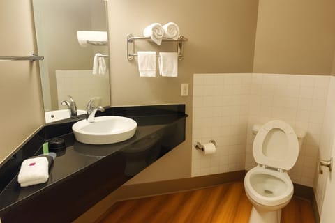 Combined shower/tub, towels