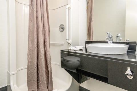Combined shower/tub, towels