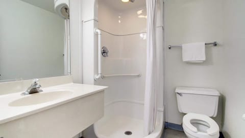 Combined shower/tub, towels, toilet paper