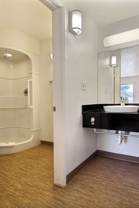 Combined shower/tub, towels