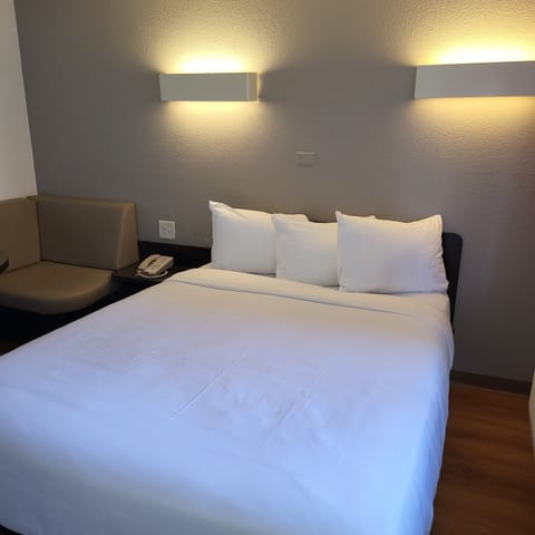 Room, 1 Queen Bed, Non Smoking | Iron/ironing board, free WiFi, bed sheets