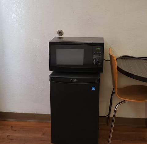 Deluxe Room, 1 Double Bed, Accessible, Non Smoking (Mobility/hearing, Roll-in Shower) | Living area | TV