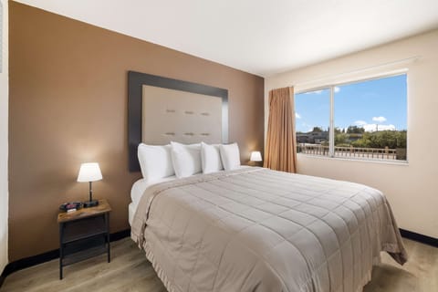 Room, 1 King Bed | Desk, blackout drapes, free WiFi, bed sheets