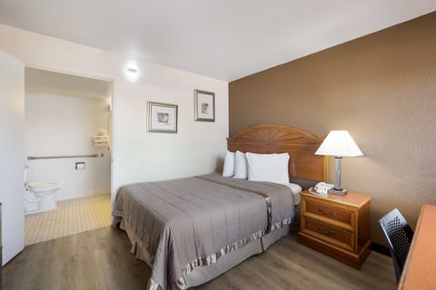 Room, 1 Queen Bed, Accessible | Desk, blackout drapes, free WiFi, bed sheets