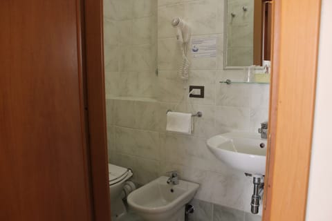 Combined shower/tub, free toiletries, hair dryer, bidet