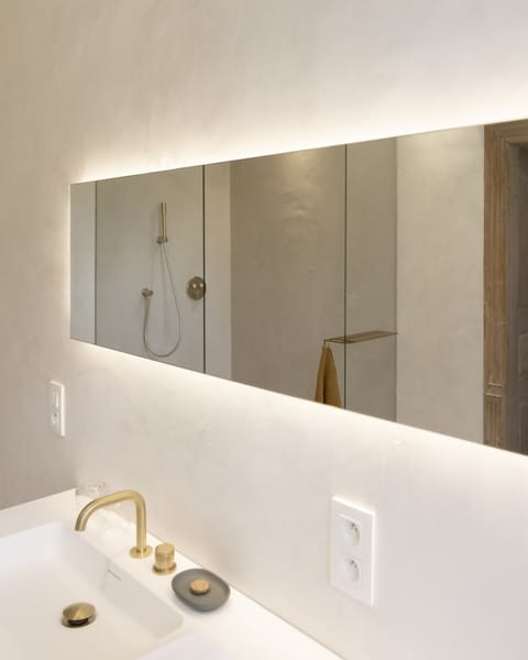 Classic Twin Room | Bathroom | Free toiletries, bathrobes