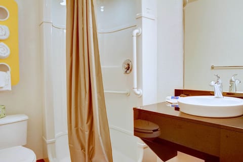 Combined shower/tub, towels, soap, toilet paper