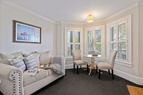 Signature Room | Iron/ironing board, free WiFi, bed sheets