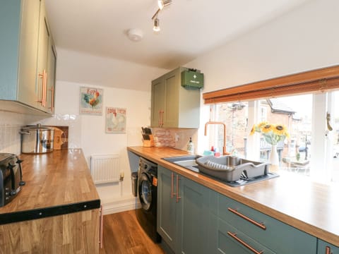 Cottage | Private kitchen | Fridge, dishwasher, electric kettle, toaster
