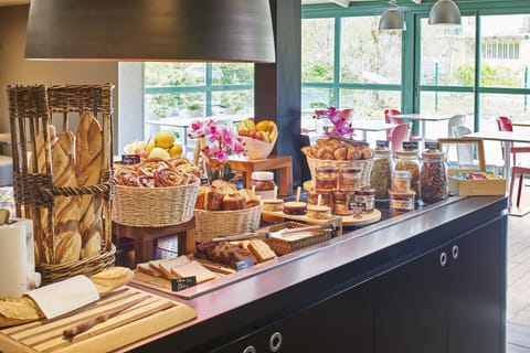 Daily buffet breakfast for a fee