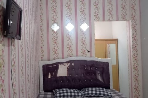 Standard Double Room | Desk, free WiFi, bed sheets