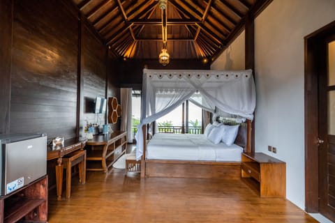 Suite Room with Hills View | Desk, soundproofing, free WiFi, bed sheets