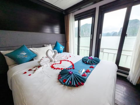 Honeymoon Room | Hypo-allergenic bedding, pillowtop beds, in-room safe