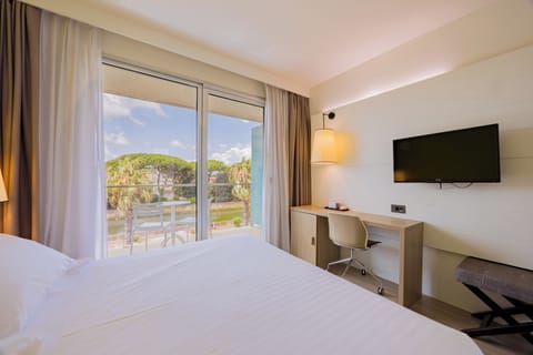 Classic Double or Twin Room | Minibar, in-room safe, desk, laptop workspace