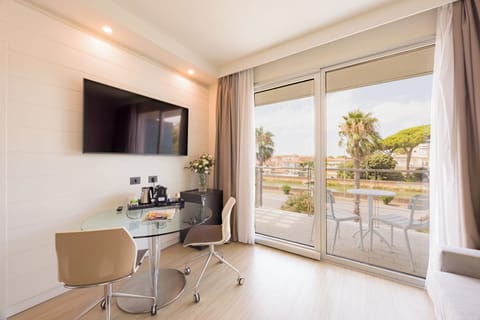 Classic Studio Suite | Minibar, in-room safe, desk, laptop workspace